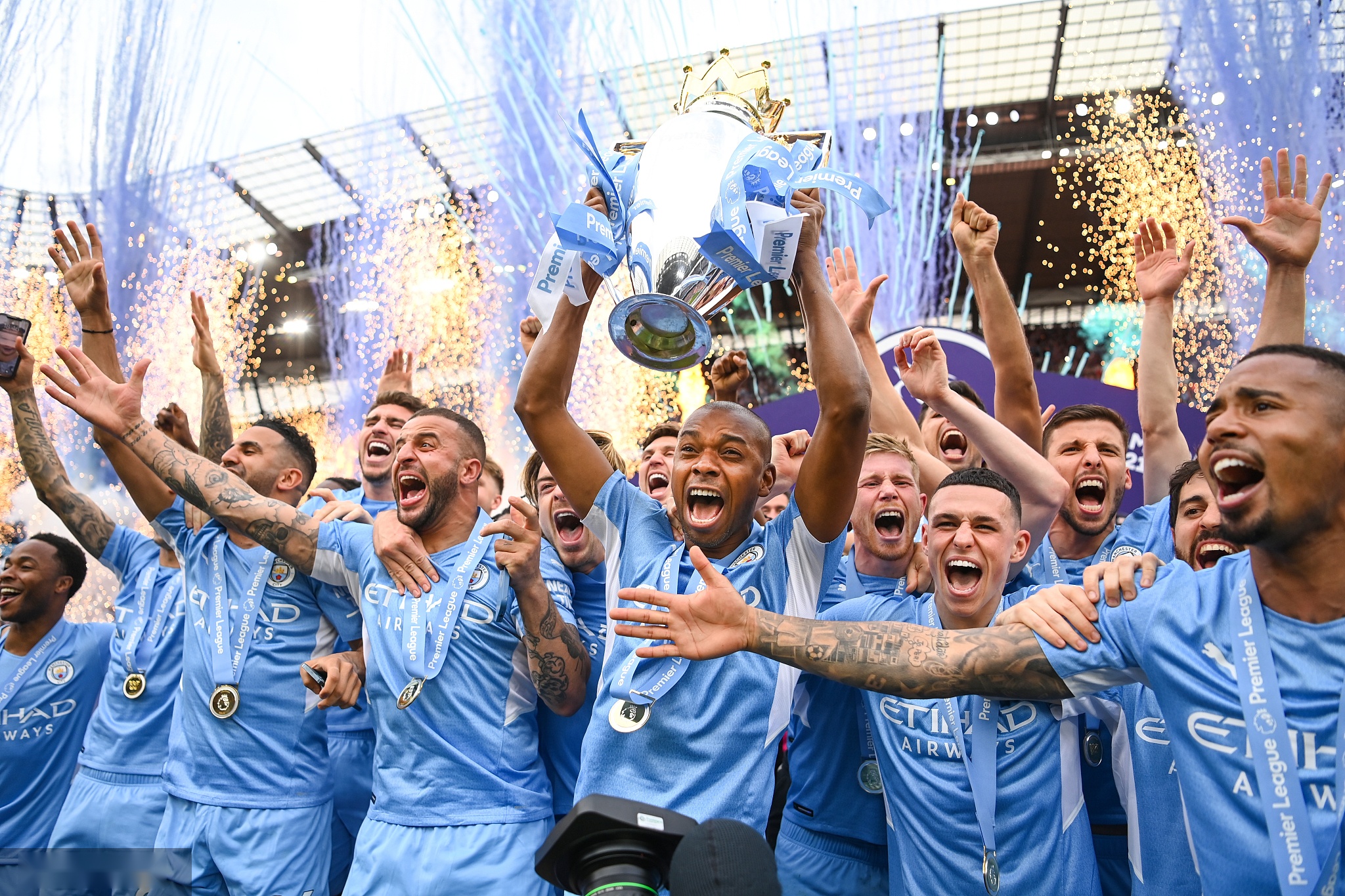 不断鼓励他 不断鼓励他